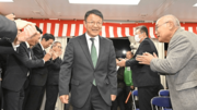初当選を確実にして、支持者に出迎えられる山川弘保さん＝３１日午後、岐阜県郡上市