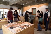 木のぬくもりが感じられる店内。リニューアルオープンの日は多くの人でにぎわった＝岐阜市松屋町