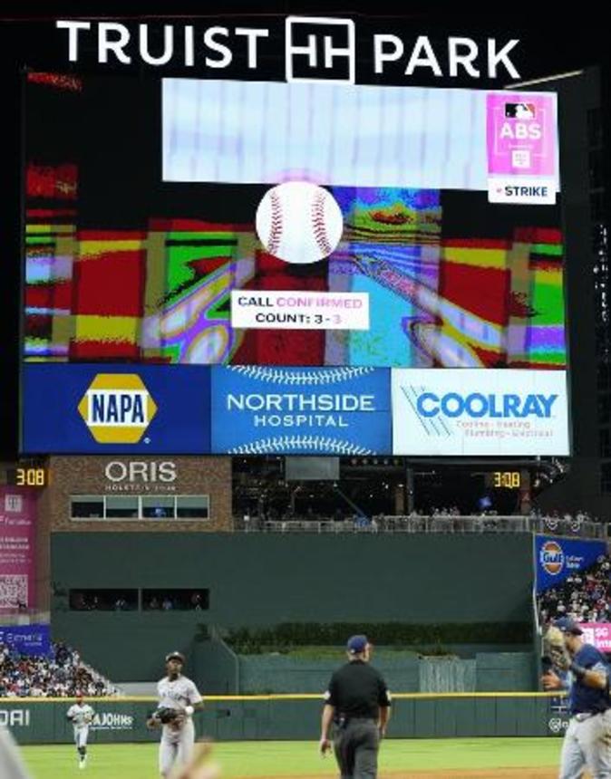 　米大リーグのオールスター戦で電光掲示板に示された「ロボット審判」の判定＝２０２４年７月、アトランタ