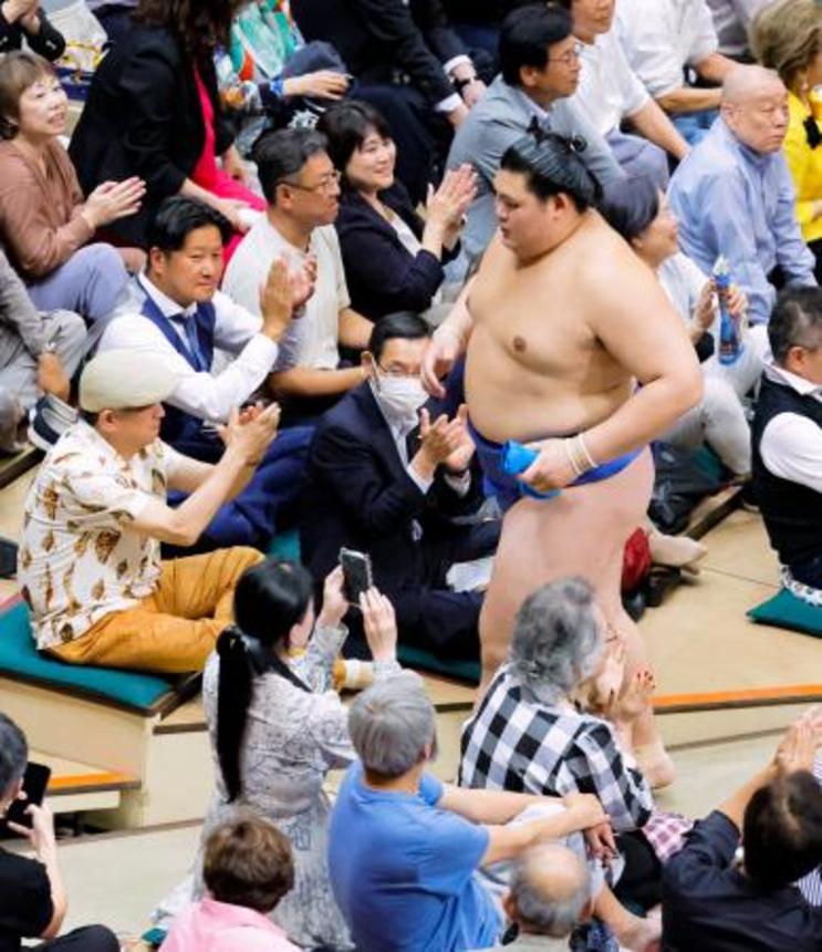 　優勝を決め引き揚げる大の里。横綱昇進を確実にした＝両国国技館