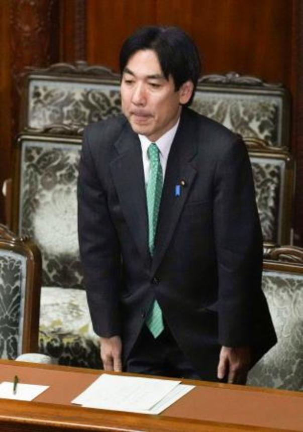 　衆院本会議でＡＩに特化した初の法案が可決され、一礼する城内科学技術相＝２４日午後