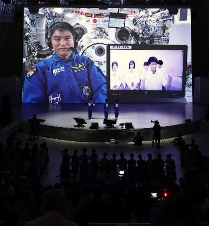 　国際宇宙ステーションと大阪・関西万博会場を生中継でつなぐイベントで、スクリーンに登場した大西卓哉宇宙飛行士＝１０日午後、大阪市此花区の夢洲