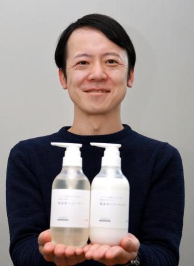 　妊婦向けに無香性のシャンプーとトリートメント「ｍｕｓｈｕ」を開発した樋口拓郎さん＝名古屋市