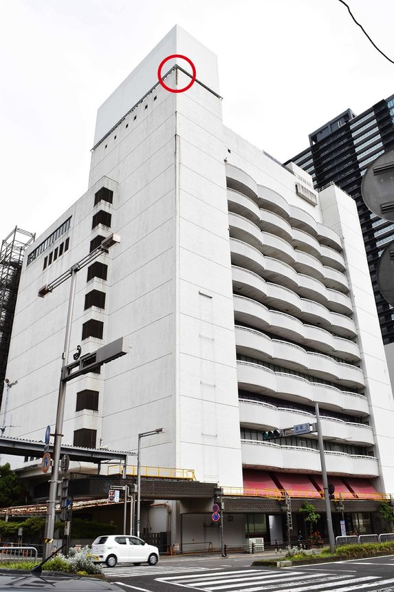外壁の一部（丸印の角の部分）が落下した旧岐阜高島屋のビル＝岐阜市日ノ出町