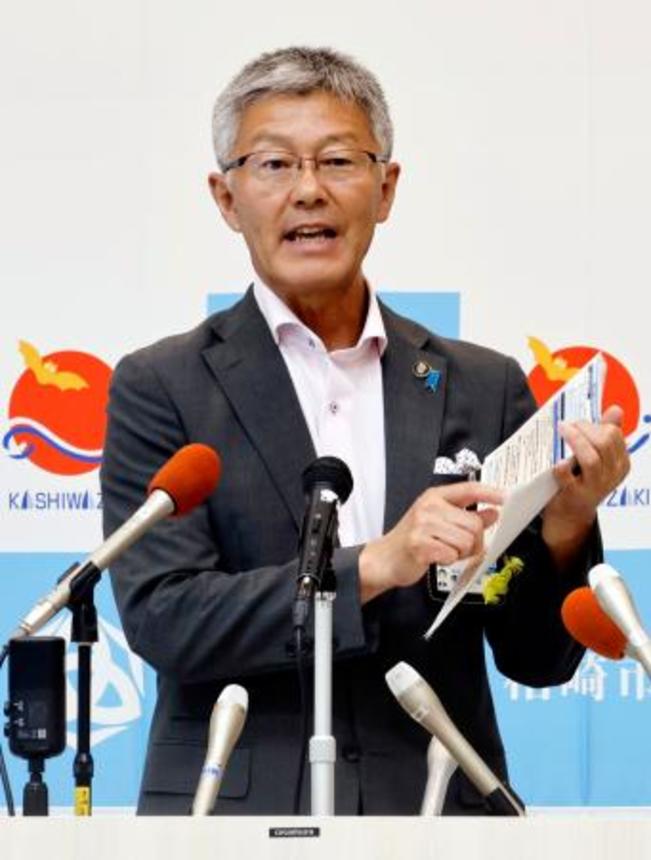 　記者会見する新潟県柏崎市の桜井雅浩市長＝２日午前、柏崎市
