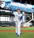　日本ハムの新入団選手発表を終え、ポーズをとる大川慈英投手＝２４日、エスコンフィールド北海道
