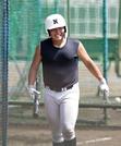 　打撃練習中に笑顔を見せる日大三・田中諒＝兵庫県西宮市