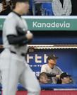 　８回、ヤクルトに勝ち越しを許す展開に厳しい表情の巨人・橋上監督代行（奥）＝神宮