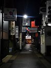 多くの飲食店が休業し、人影のない繁華街＝１６日午後７時３１分、高山市朝日町