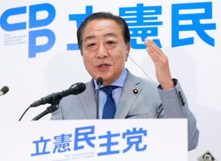 　メディアのインタビューに答える立憲民主党の野田代表＝２０日午後１０時２１分、東京・永田町の党本部