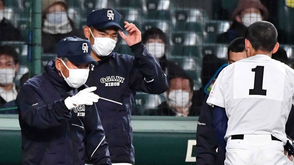 好投するエース五島に声を掛ける阪口慶三監督（左端）