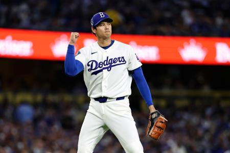 　メッツ戦の２回を投げ終え、ガッツポーズするドジャース・大谷＝ロサンゼルス（共同）