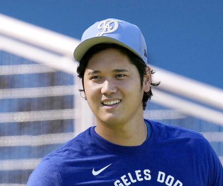 　練習中に笑顔を見せるドジャース・大谷＝２０日、ロサンゼルス（共同）