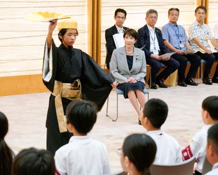 　沖縄県の小中学生から選ばれた豆記者の琉球舞踊を見る高市首相（中央）＝１８日午後、首相官邸