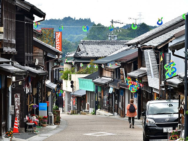 「半分、青い。」の撮影に使われたふくろう商店街。昭和の雰囲気が今も漂う＝恵那市岩村町