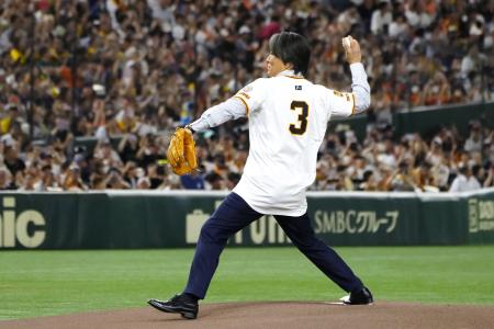 　背番号「３」のユニホームを着用し、始球式を務める松井秀喜さん＝１６日、東京ドーム