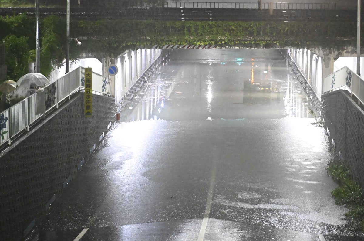 大雨で冠水したアンダーパス＝８日午後６時５０分、多治見市内（撮影・堀尚人）