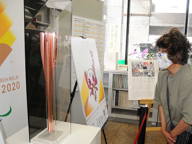 展示された東京パラリンピック聖火リレートーチ＝羽島市役所
