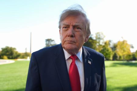 　ホワイトハウスで記者団に語るトランプ米大統領＝２１日、ワシントン（ＡＰ＝共同）
