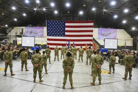 　韓国・ソウル南方の米空軍基地で、式典を行う米軍人＝２０２２年１２月（共同）