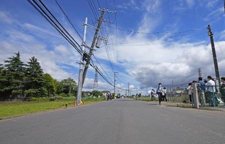 　下校中の小学生の列にトラックが突っ込み５人が死傷した事故現場。通学路になっているが歩道やガードレールはない＝２０２１年、千葉県八街市