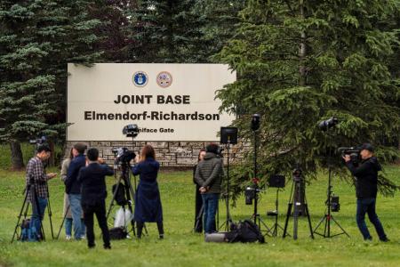 　米ロ首脳会談が開かれるエルメンドルフ・リチャードソン米軍基地前に集まる報道陣＝１４日、アンカレジ（ＡＰ＝共同）