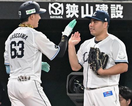 　２回、２ランを放った長谷川（左）を迎える西武先発の平良＝ベルーナドーム