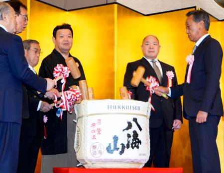　春日野部屋の設立１００周年記念祝賀会で、鏡開きをする日本相撲協会の八角理事長（右から２人目）と春日野親方（同３人目）ら＝２９日、東京都内