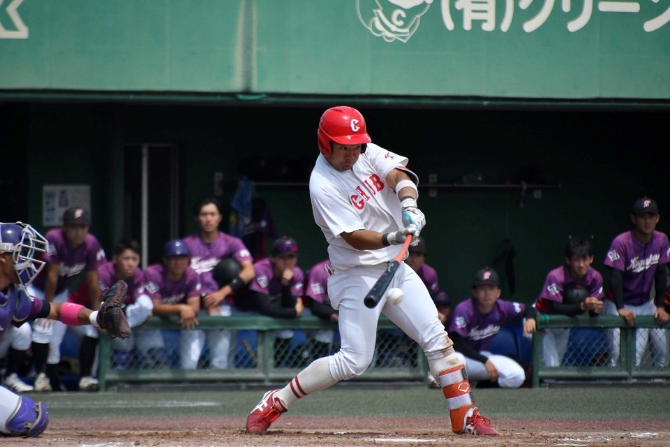 中部学院大×皇学館大＝２回裏中部学院大無死、安打を放ってチャンスメークする主将の宮坂＝ダイムスタジアム伊勢