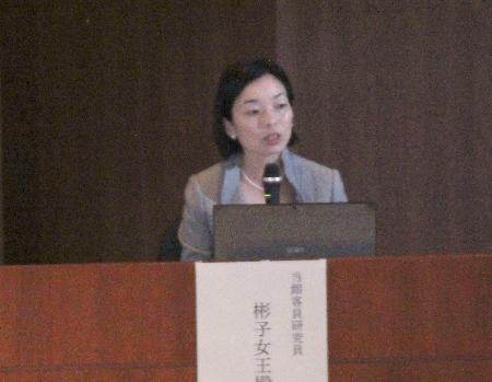 　「宮中晩さん会とドレスコード」をテーマに講演される三笠宮家の彬子さま＝１０日午後、東京・目白の学習院創立百周年記念会館