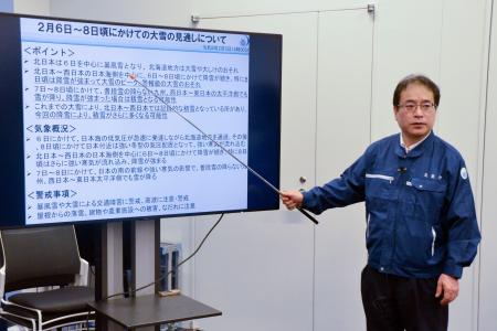 　大雪の見通しについて説明する気象庁の担当者＝５日午後、気象庁