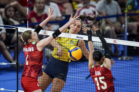 　バレーボール女子のネーションズリーグ、準決勝でブラジルと対戦する日本。手前左は石川真佑＝２６日、ウッジ（ゲッティ＝共同）