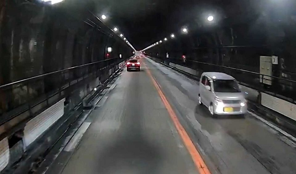 恵那山トンネル内を逆走する軽乗用車（読者提供）