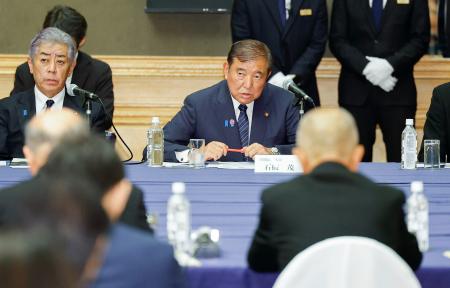 　被爆者団体の代表らと面会し、発言する石破首相（奥右）＝９日午後、長崎市