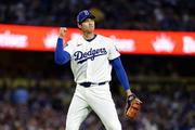 　メッツ戦の２回を投げ終え、ガッツポーズするドジャース・大谷＝ロサンゼルス（共同）