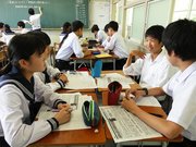 東京大の入学式の記事を読み、性差別が生まれる原因や解決策を話し合う１年生