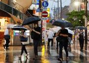 　ＪＲ浦和駅前を傘を差して歩く人たち＝１０日夕、さいたま市浦和区