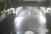 大雨で冠水したアンダーパス＝８日午後６時５０分、多治見市内（撮影・堀尚人）