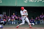 中部学院大×皇学館大＝２回裏中部学院大無死、安打を放ってチャンスメークする主将の宮坂＝ダイムスタジアム伊勢