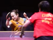 　女子シングルス準々決勝で王芸迪（手前）と対戦する伊藤美誠＝ドーハ近郊（共同）