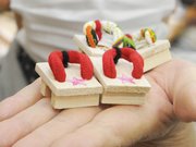買い物客にプレゼントしているミニチュアサイズのげた