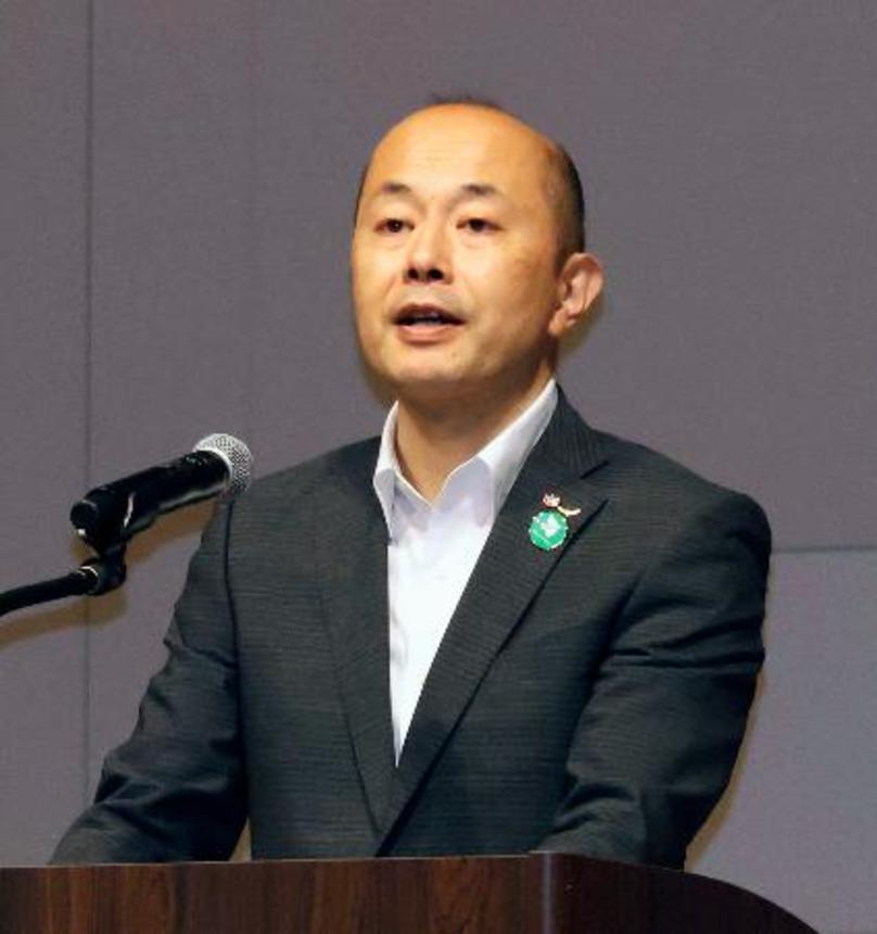 　閉会式であいさつする長崎市の鈴木史朗市長＝１０日午前、長崎市
