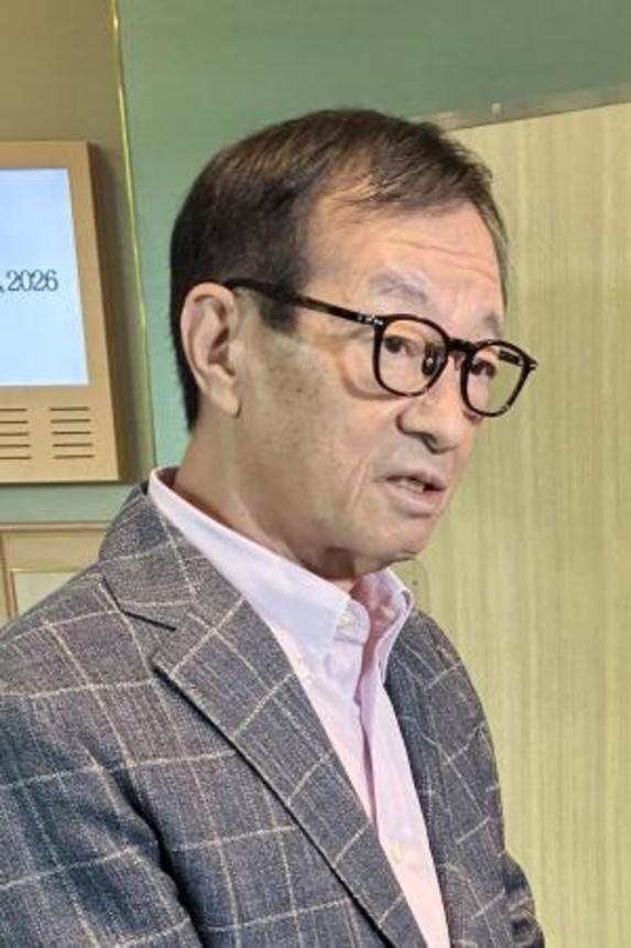 　記者団の取材に応じる日本製鉄の橋本英二会長＝２３日午後、長野県軽井沢町