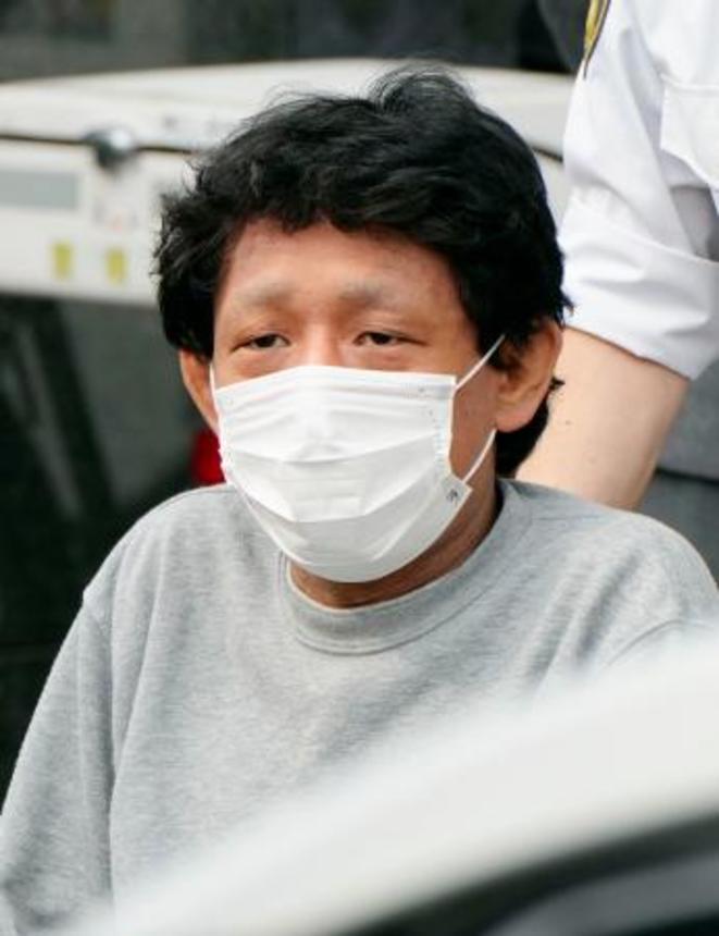 　送検のため警視庁小金井署を出る木本康寛容疑者＝１８日午前８時３５分