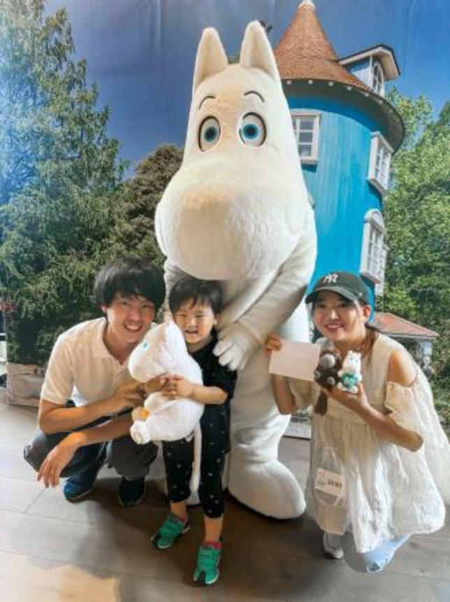 　北欧館で開かれたフィンランド発祥の世界的キャラクター「ムーミン」の誕生８０周年を祝うイベントで、写真に納まる家族＝９日午後、大阪市此花区の夢洲