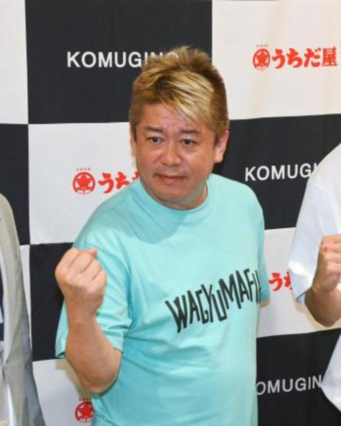 　うどんチェーン「うちだ屋」の買収を発表し、ポーズをとる堀江貴文氏＝１８日午後、福岡市