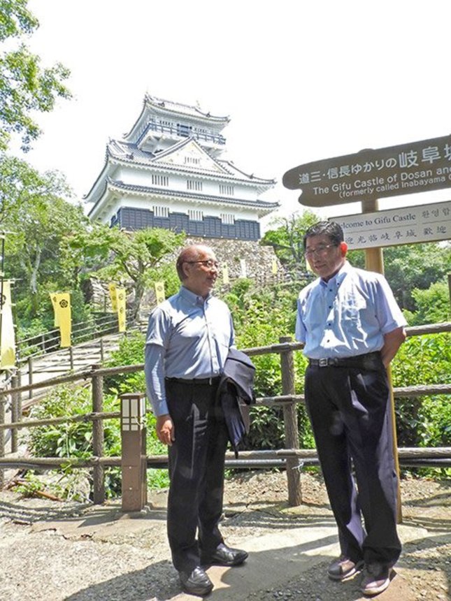 岐阜城を視察する古田肇知事（右）と新田八朗知事＝岐阜市