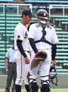 西濃運輸×日立製作所＝５回、ピンチでマウンドに集まる鈴木（左）と城野の西濃運輸バッテリー＝長良川