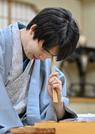 　第６６期王位戦７番勝負第５局で永瀬拓矢九段に敗れた藤井聡太王位＝２７日午後、徳島市