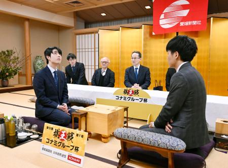 　将棋の第５１期棋王戦コナミグループ杯５番勝負第１局を前に、検分する藤井聡太棋王（左）と増田康宏八段＝７日午後、松山市